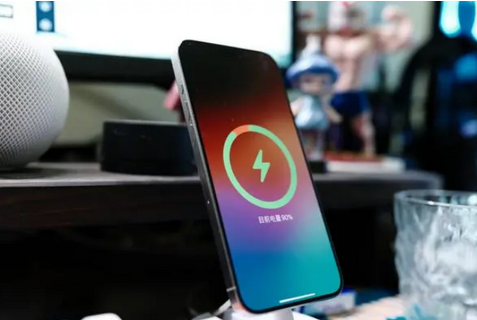 鹿泉苹果15换屏服务分享用什么充电器给iPhone15充电更好 